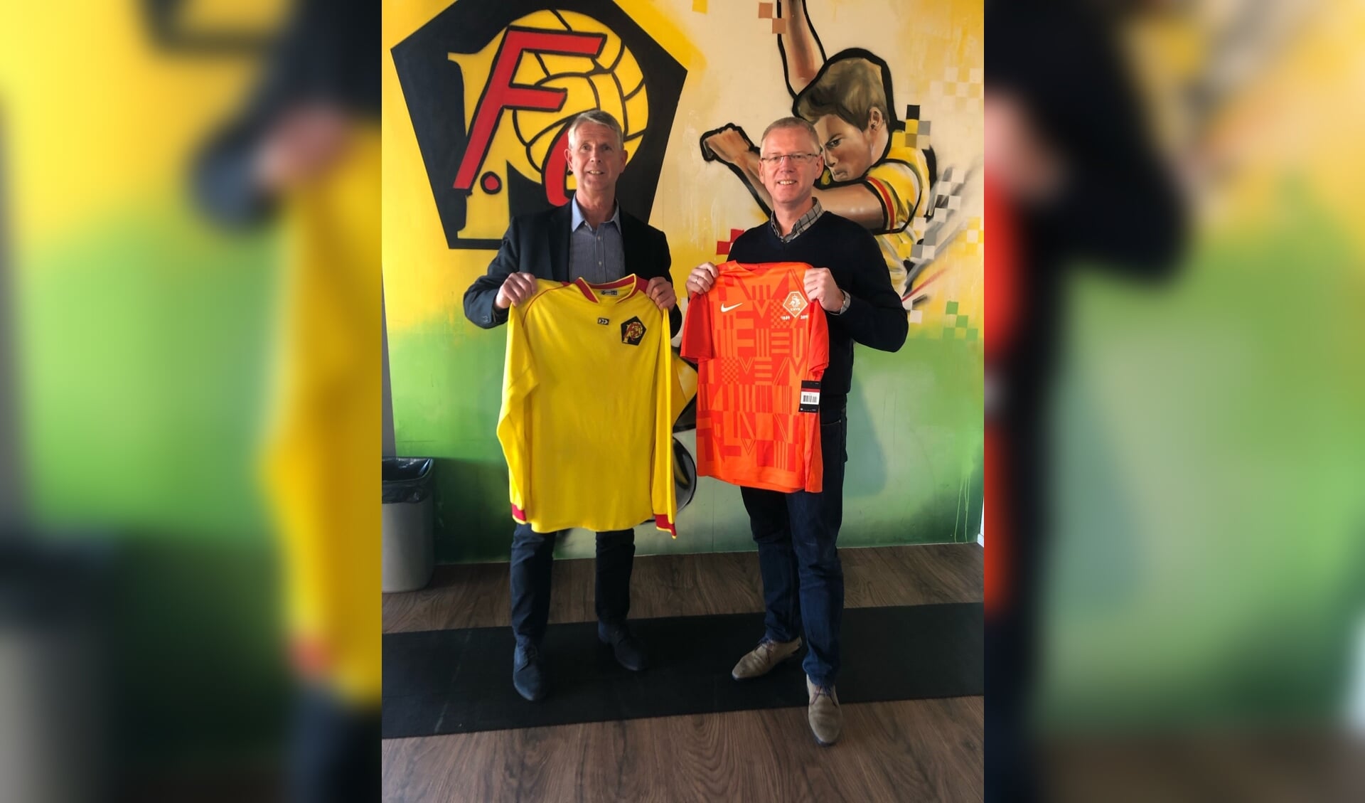 KNVB-ambassadeur Rob van Twuijver (links) en voorzitter a.i. Simon Butter van FC Purmerend ruilen van shirt.