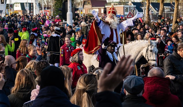 Zoals gewoonlijk stapt de Sint op de Kanaalkade op zijn paard.