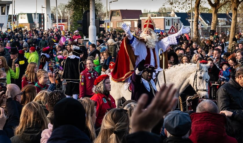 Zoals gewoonlijk stapt de Sint op de Kanaalkade op zijn paard.