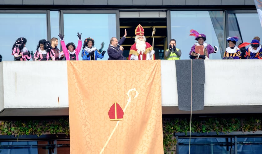 Ook dit jaar is er weer de befaamde 'balkonscène' bij het gemeentehuis.