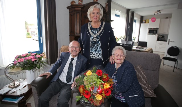 Burgemeester Marianne Schuurmans bezoekt Johannes de Vos en Aagje Johanna de Vos-Malipaard voor hun 65-jarige huwelijk.