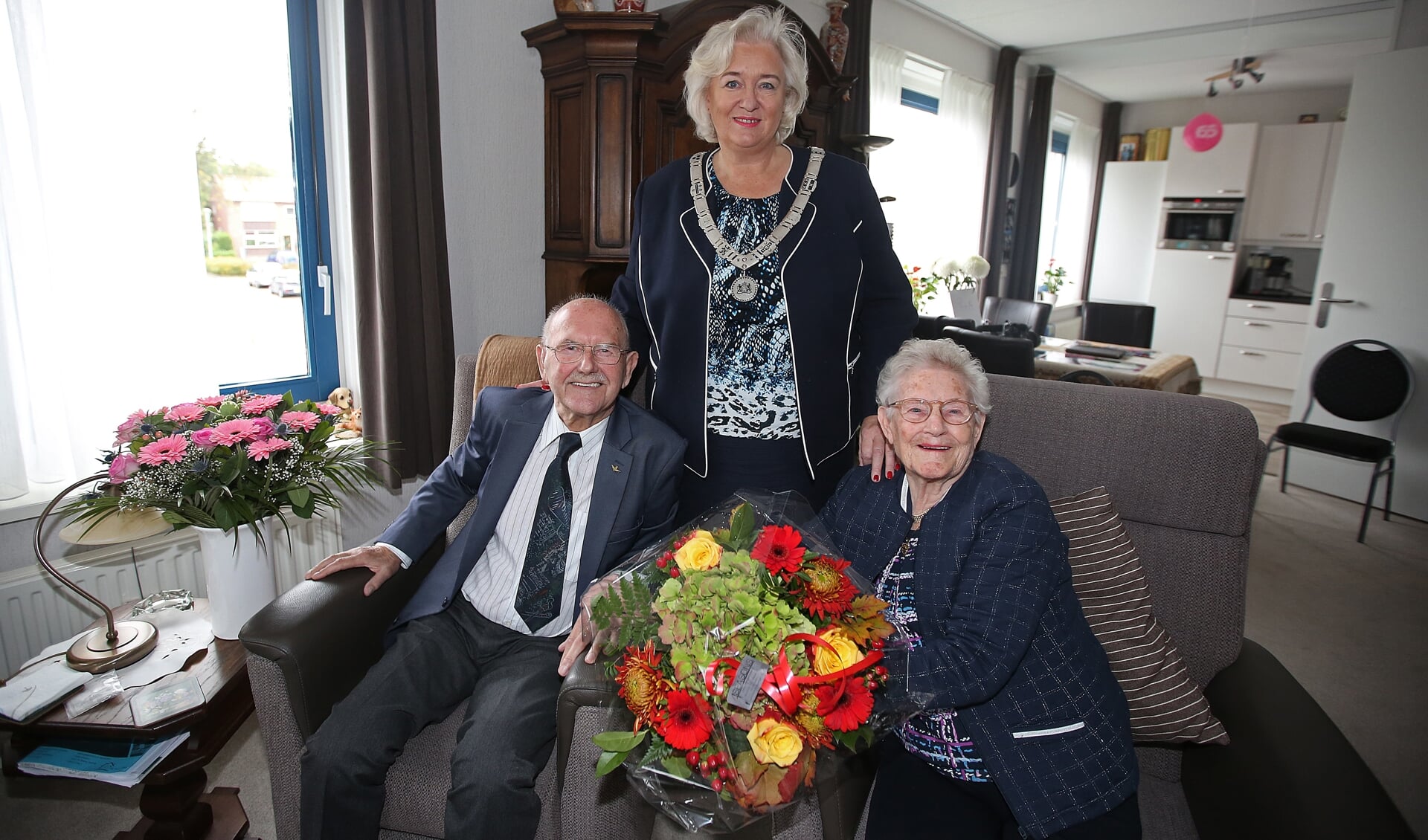 Burgemeester Marianne Schuurmans bezoekt Johannes de Vos en Aagje Johanna de Vos-Malipaard voor hun 65-jarige huwelijk. 