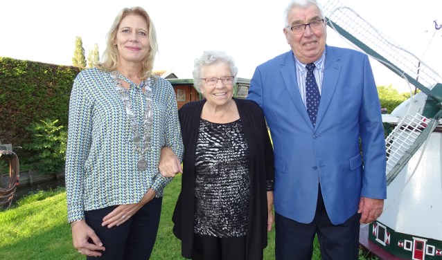 Echtpaar Schipper -De Waart met burgemeester Kroon.