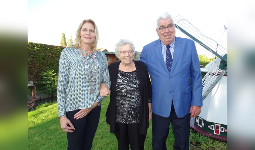 Echtpaar Schipper -De Waart met burgemeester Kroon.