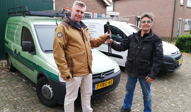 Rienk (rechts) draagt symbolisch zijn buigtang over aan Dennis.