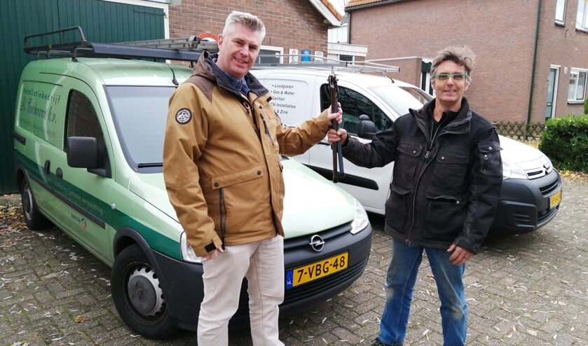 Rienk (rechts) draagt symbolisch zijn buigtang over aan Dennis.