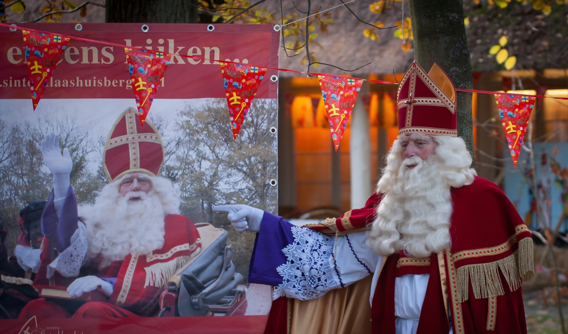 Sint heeft zijn intrek weer genomen in het Sinterklaashuis in Schoorl.