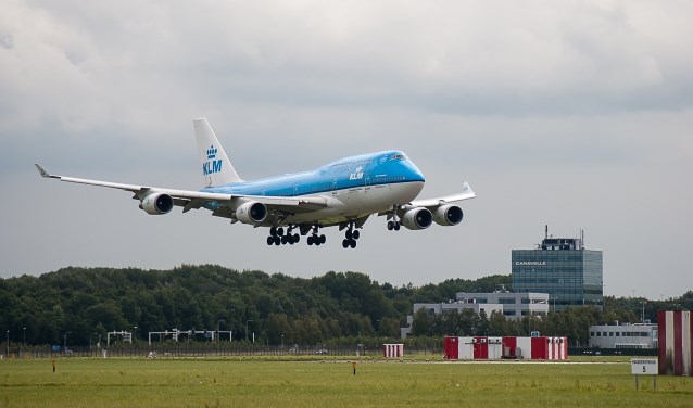 Een vliegtuig landt op Schiphol.