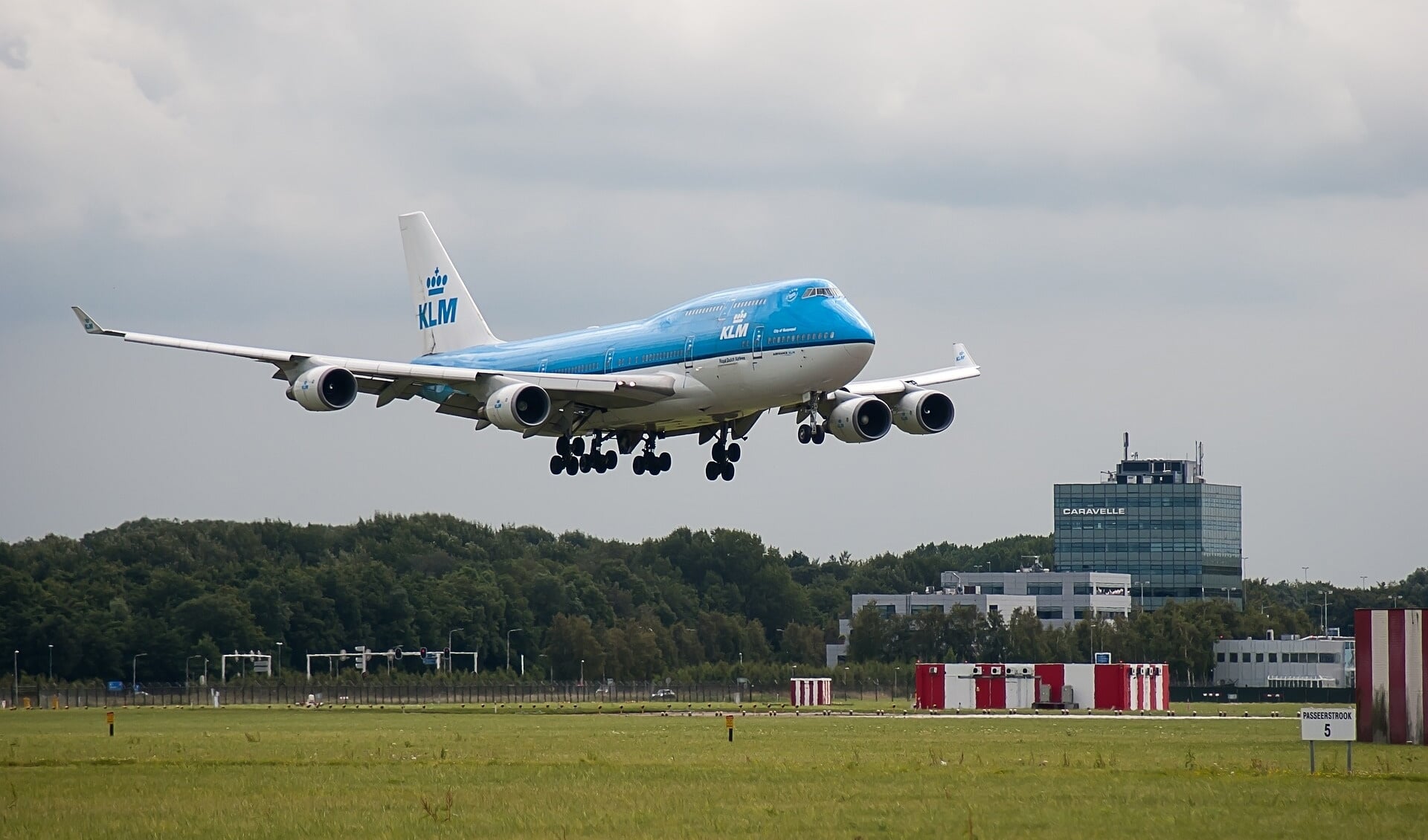 Een vliegtuig landt op Schiphol. 