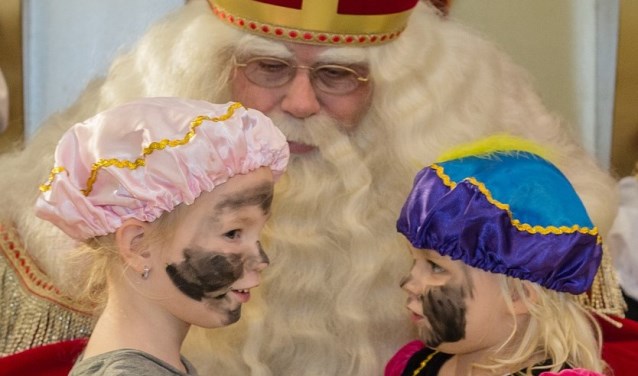 Sint gaat op bezoek bij de bieb.