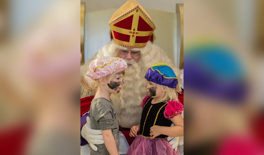Sint gaat op bezoek bij de bieb.