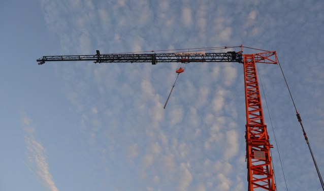 De renovatiewerkzaamheden worden verricht door middel van een hijskraan.