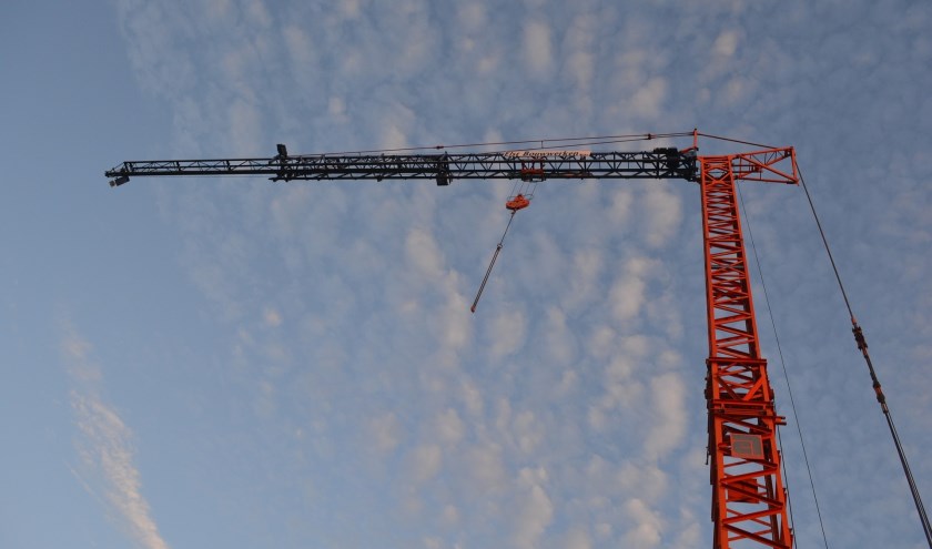 De renovatiewerkzaamheden worden verricht door middel van een hijskraan.