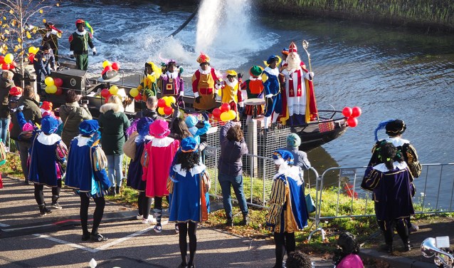 Sint en zijn pieten komen aan in Hoofddorp.