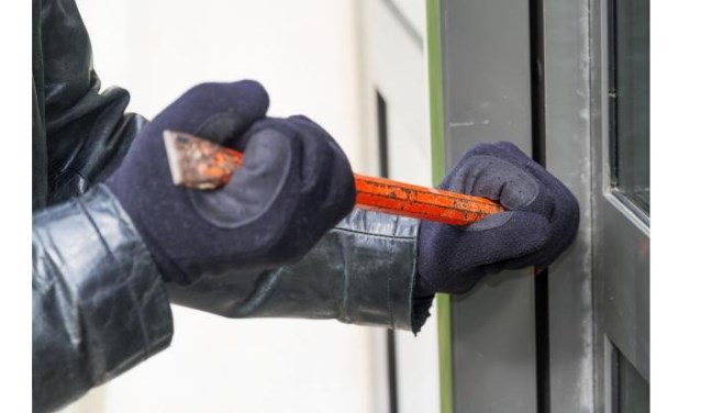 Een inbreker probeert met een koevoet een woning binnen te komen.