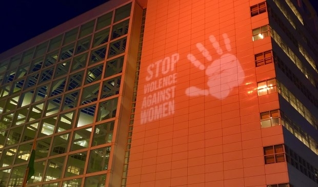 Het IJspaleis kleurde maandag oranje ten teken dat Den Haag ook haar hand op steekt tegen geweld tegen vrouwen en meisjes.
