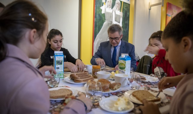 Naast leuke gesprekken wordt er ook heerlijk ontbeten.