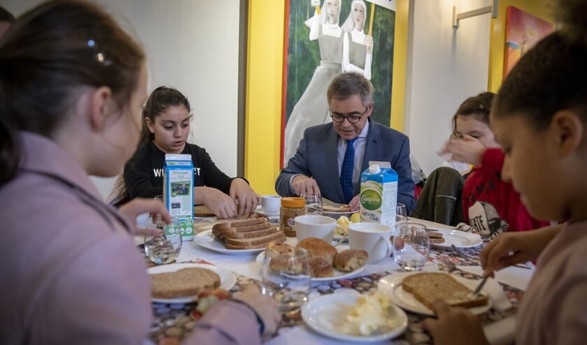 Naast leuke gesprekken wordt er ook heerlijk ontbeten.