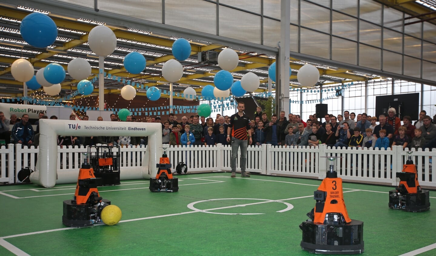 Robots spelen een potje voetbal. 