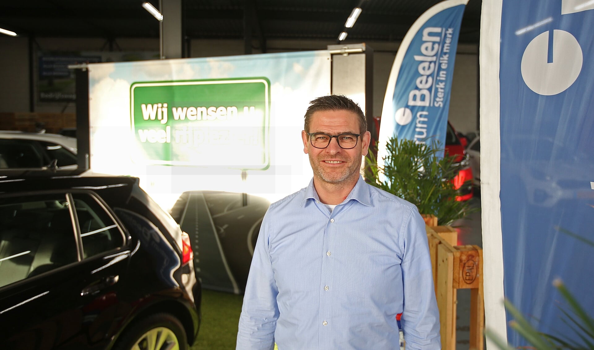 Edwin Beelen op zijn werk bij Autocentrum Beelen. 