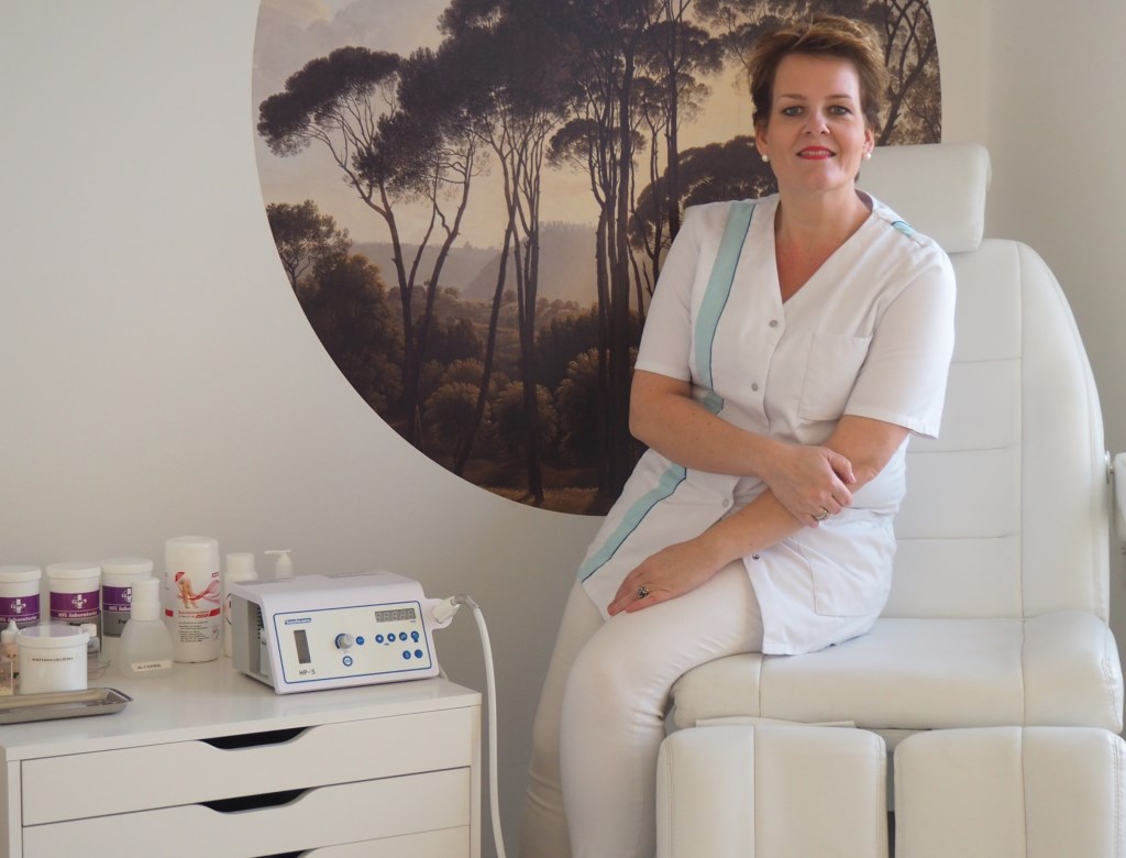 Bianca van der Veen in haar mooie pedicuresalon.