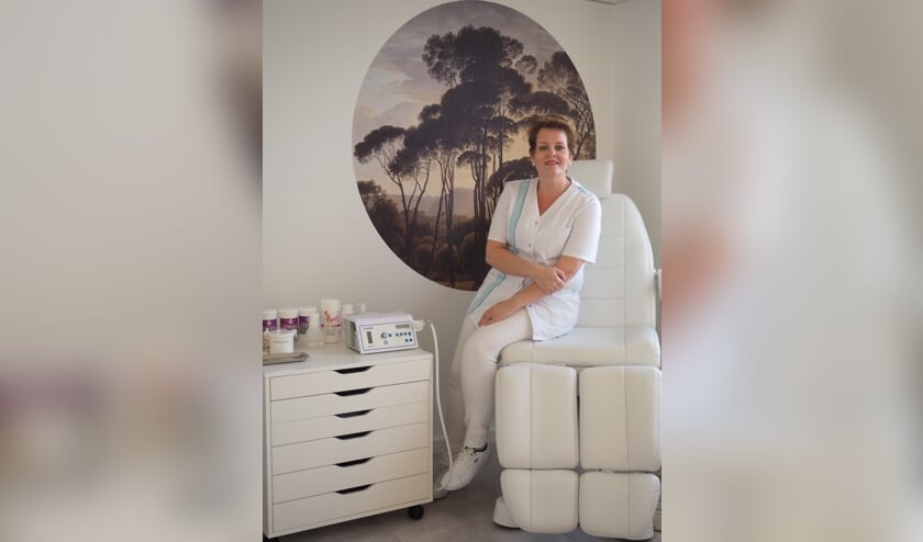 Bianca van der Veen in haar mooie pedicuresalon.