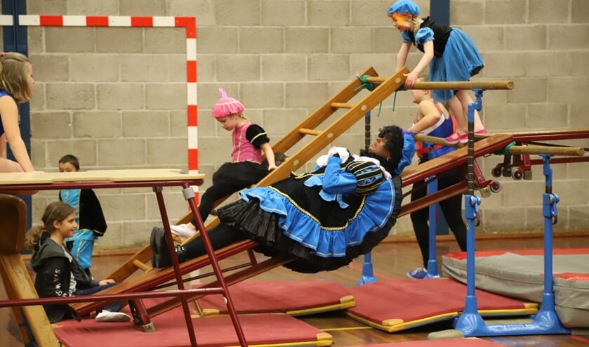 CSAV Turnlust De Draaikolk wordt omgetoverd tot een heuse Pietenschool.