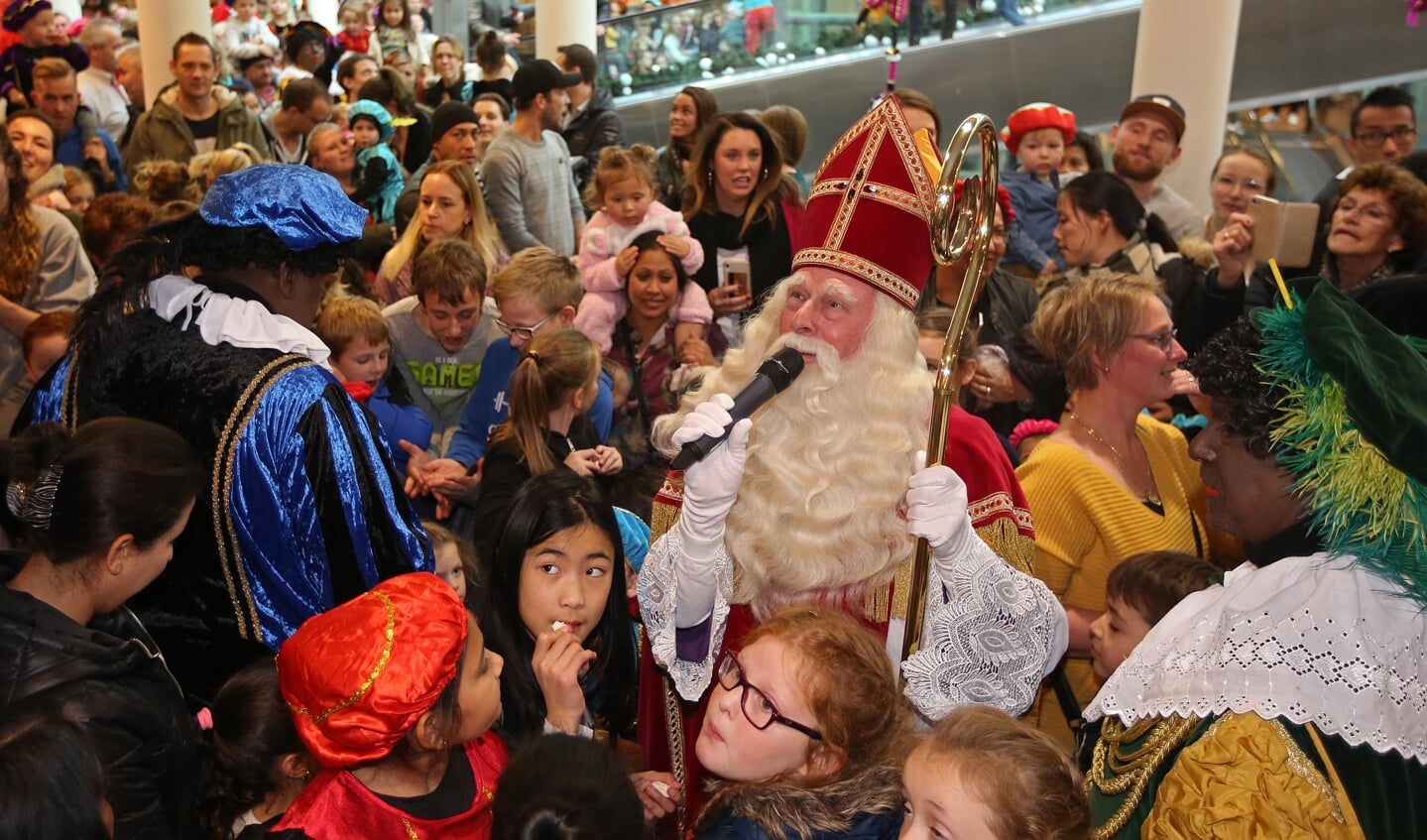 Sinterklaas spreekt de vele kinderen en hun ouders toe in De Symfonie. 