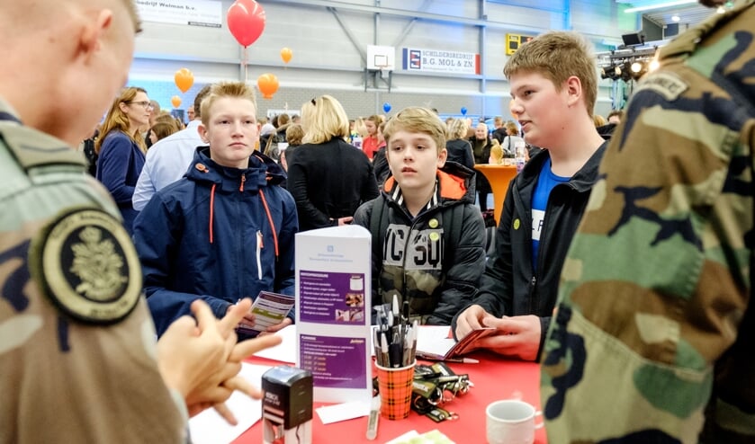 Deze jongens vragen zich af of een baan bij Defensie misschien iets voor hen is.