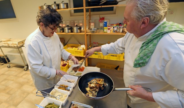 Annemarie en Roos Wiemeersch staan zes ochtenden in de week in de keuken om maaltijden klaar te maken voor ouderen.