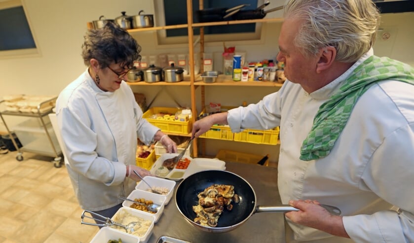Annemarie en Roos Wiemeersch staan zes ochtenden in de week in de keuken om maaltijden klaar te maken voor ouderen.