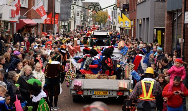 Tijdens de Sinterklaasintocht in Krommenie is altijd een gezellige drukte.