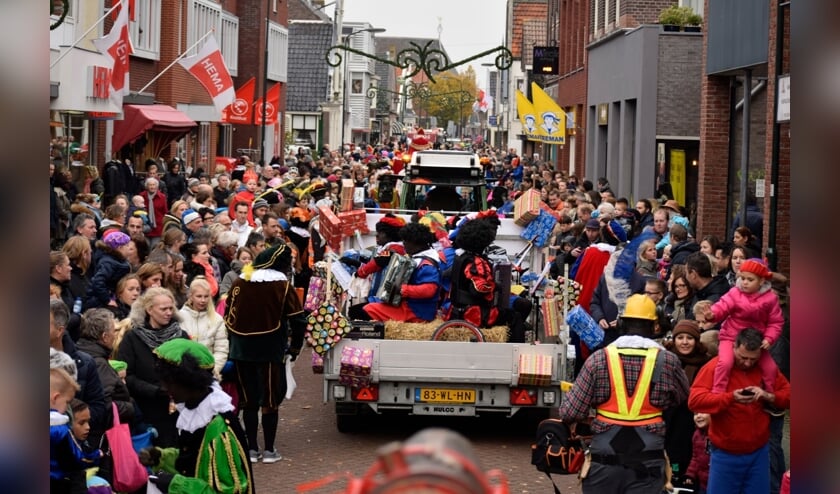 Tijdens de Sinterklaasintocht in Krommenie is altijd een gezellige drukte.