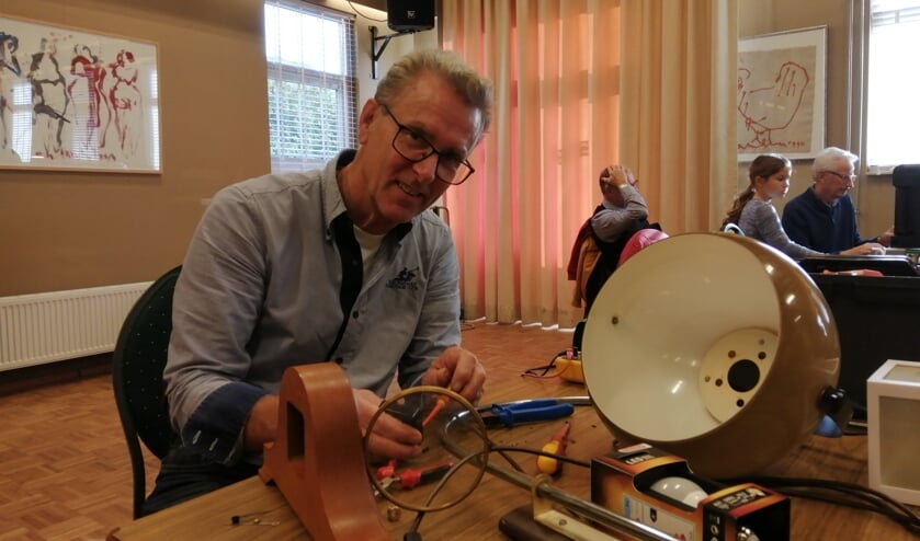 Jan Rijswijk: "Deze lamp doet het niet - vaak is dat het probleem."