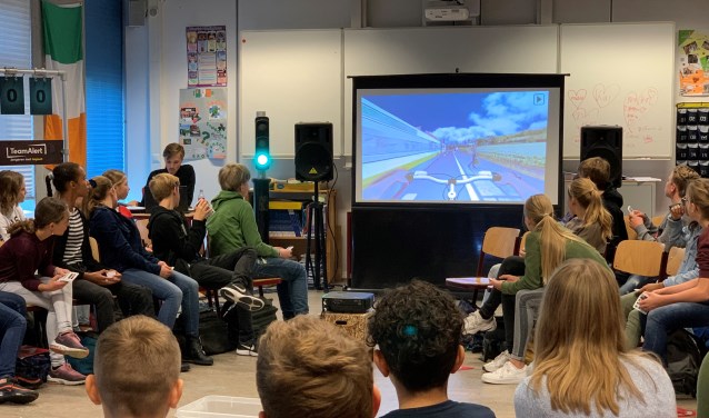 De scholieren kijken aandachtig naar de theorieles over veiligheid in het verkeer.