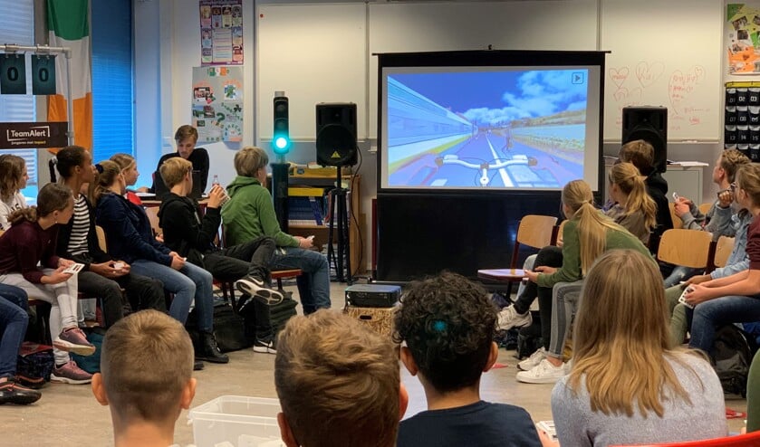 De scholieren kijken aandachtig naar de theorieles over veiligheid in het verkeer.