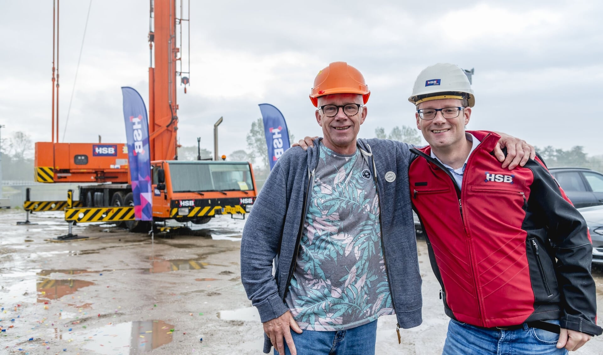 Zoon Wesley (rechts) werkt inmiddels ook alweer 19 jaar bij het Volendamse bouwbedrijf.  