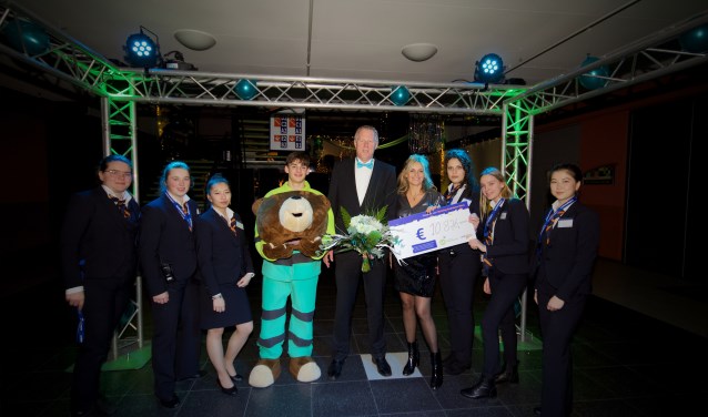 Trots wordt de opbrengst getoond van het galadiner dat het Horizon College organiseerde voor Stichting Ambulancewens.