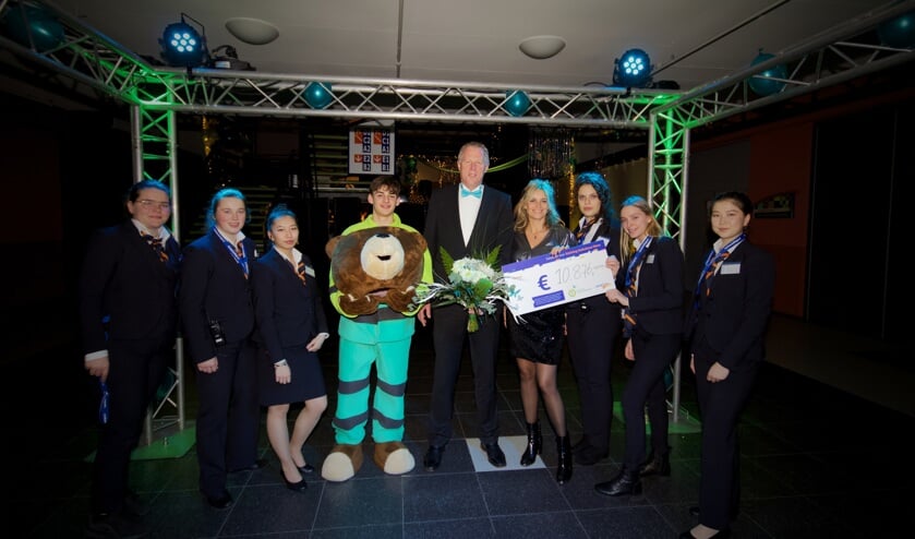 Trots wordt de opbrengst getoond van het galadiner dat het Horizon College organiseerde voor Stichting Ambulancewens.