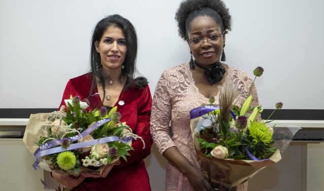 Dunia Mohammed (links) en Luisa Baltazar hebben op het Nova College de eerste diploma's voor mbo zorg voor anderstaligen behaald.