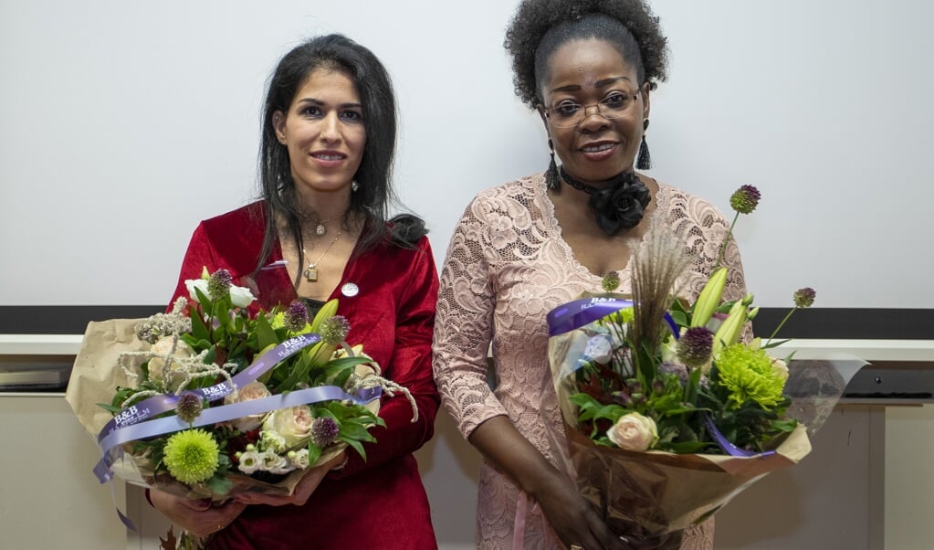 Dunia Mohammed (links) en Luisa Baltazar hebben op het Nova College de eerste diploma's voor mbo zorg voor anderstaligen behaald.