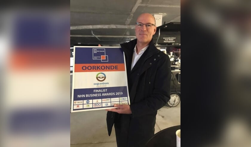 Rob Wouters van het Oogcentrum toont trots zijn nominatie.