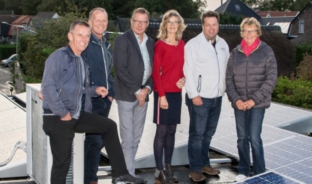 De organisatie van "Dorpshuis live" te midden van de geplaatste zonnepanelen op het dak van het Dorpshuis Warmenhuizen.