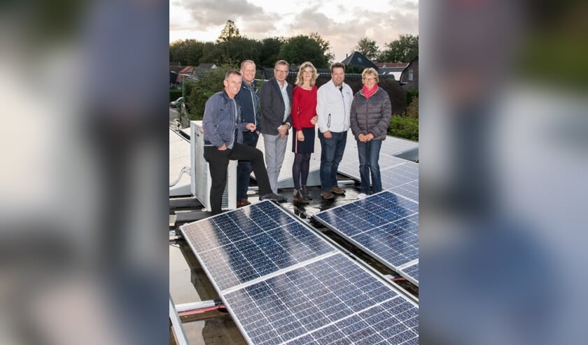 De organisatie van "Dorpshuis live" te midden van de geplaatste zonnepanelen op het dak van het Dorpshuis Warmenhuizen.