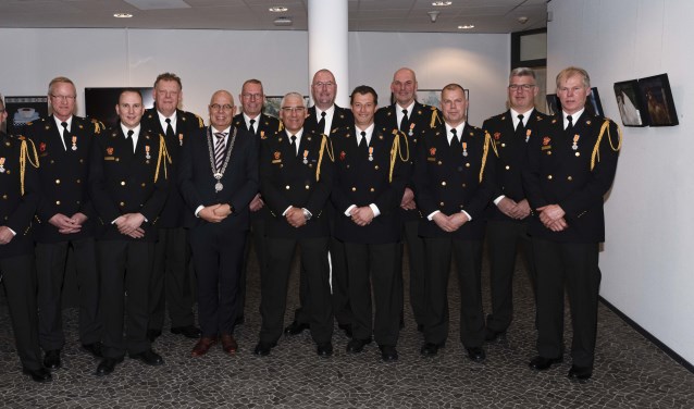 V.l.n.r:: Aad Wijte, Rens Leeuw, Wouter Spithorst, Erwin Mollee, Burgemeester Jan Franx, René Giling, Dennis Veld, Wijnand Beemster, Peter Bouma, Adrie Dekker, Bart Weel, Dennis Ursem en Rober Groot.