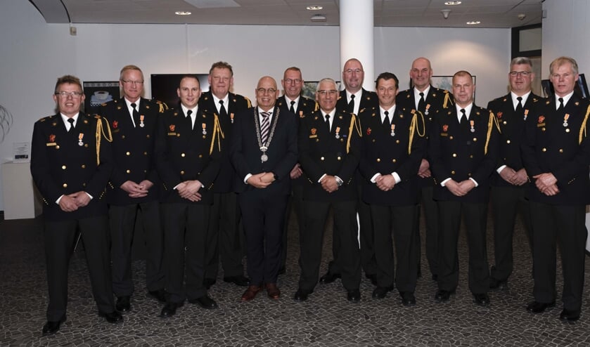 V.l.n.r:: Aad Wijte, Rens Leeuw, Wouter Spithorst, Erwin Mollee, Burgemeester Jan Franx, René Giling, Dennis Veld, Wijnand Beemster, Peter Bouma, Adrie Dekker, Bart Weel, Dennis Ursem en Rober Groot.
