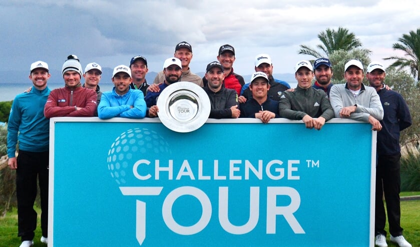 De promovendi van de Challenge Tour. Zesde van rechts Darius van Driel.