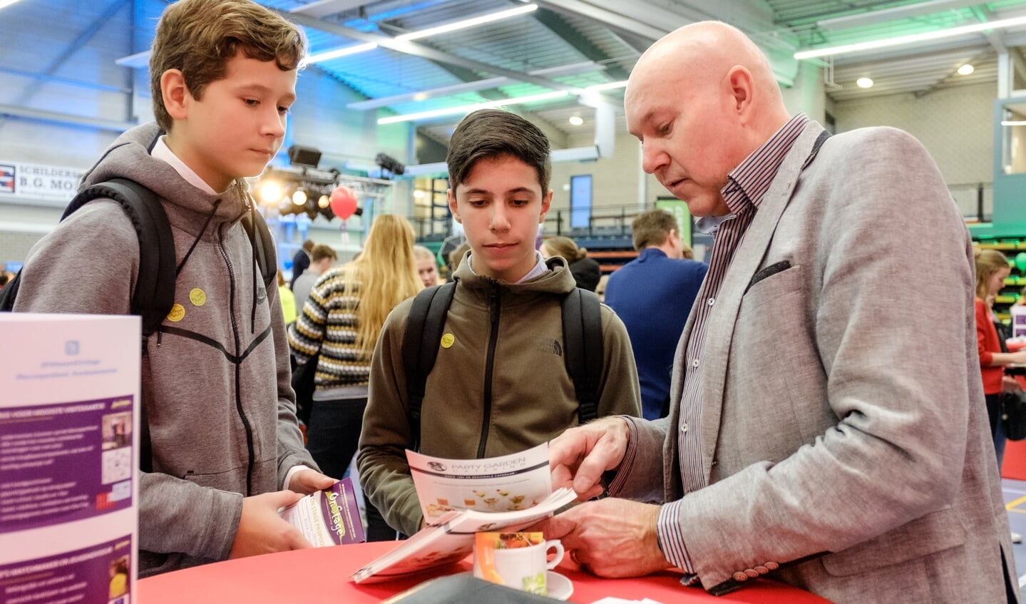 Scholieren in gesprek met beroepsbeoefenaars tijdens het Beroepenfeest in 2019.