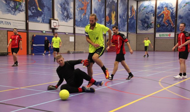 Jan Sprenkeling Square (gele shirts) klopte Van Dijk Borstelwerken.nl met 4-2.
