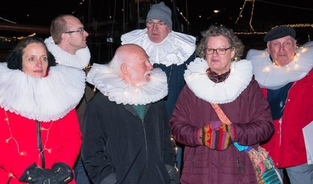 De gidsen van Oud Hoorn kruipen, samen met andere spelers, in de rol van een markante Horinees.